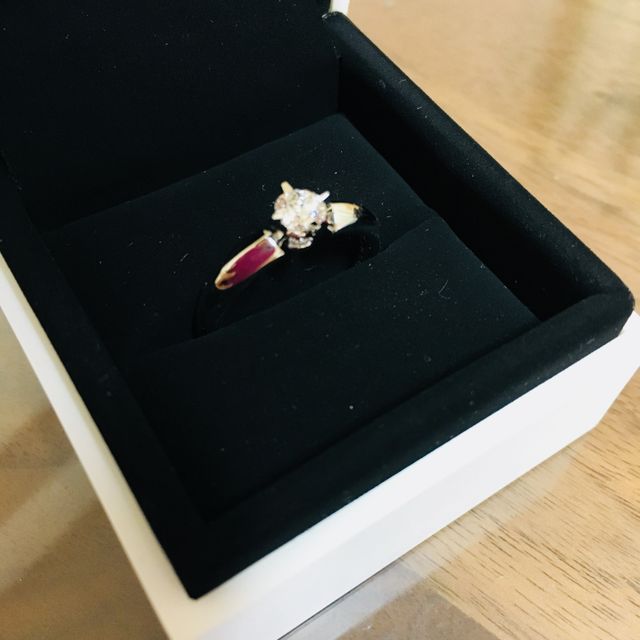【FOREVERMARK(フォーエバーマーク)の口コミ】 婚約指輪あれやこれやとつけましたが、1粒ダイヤがキラキラのこちらにしま…