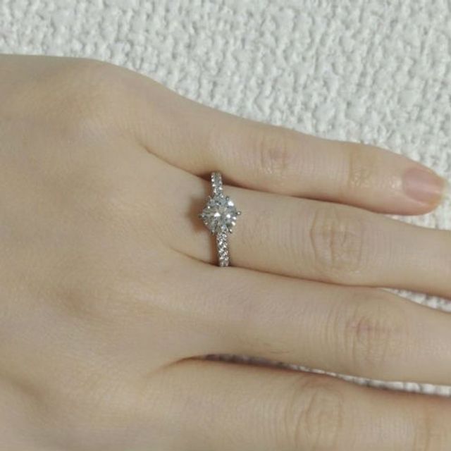 【ROYAL ASSCHER(ロイヤル・アッシャー)の口コミ】 ダイヤモンドの輝きが非常にきれいに出ているのが決め手ですね。白くて上…