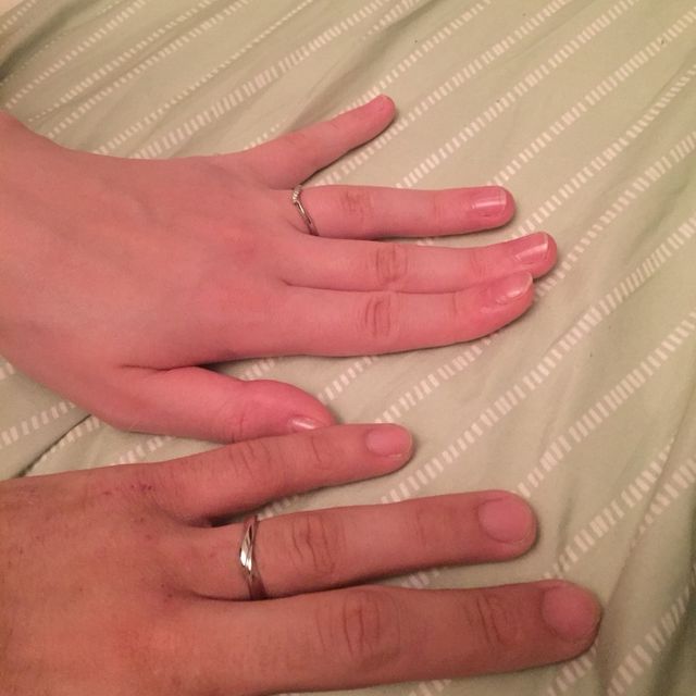 【俄(にわか)の口コミ】 Ｖ字型のデザインが指を細く、きれいに見せてくれて気に入った。また、よ…