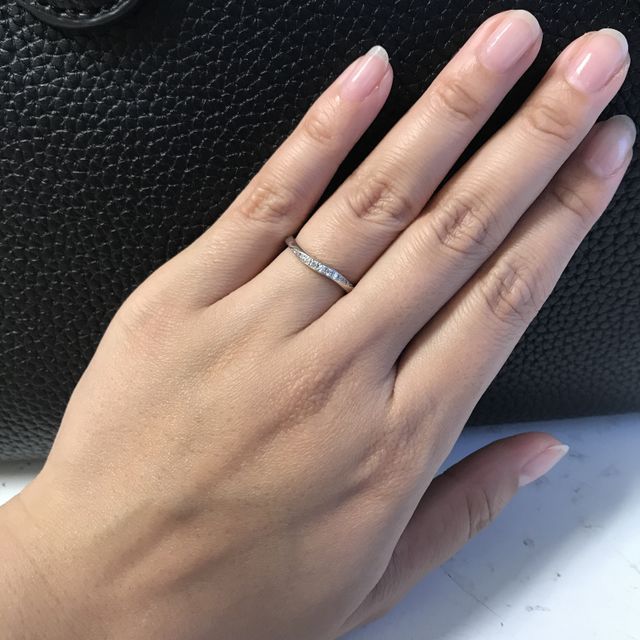 【アイプリモ(I-PRIMO)の口コミ】 当初色々悩んでいたのですが、婚約指輪と重ね付けしやすいものを持って来…