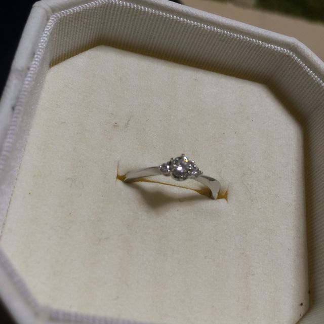 【4℃ BRIDAL(ヨンドシーブライダル)の口コミ】 細身のリングがもともと好きだったので、婚約指輪も細身のものを希望して…