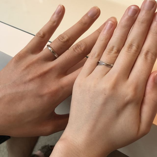 【JEWELRY  KAMATA(ジュエリーかまた)の口コミ】 女性の指輪はリボンのようなクロスされたデザインで、男性の指輪はそのク…