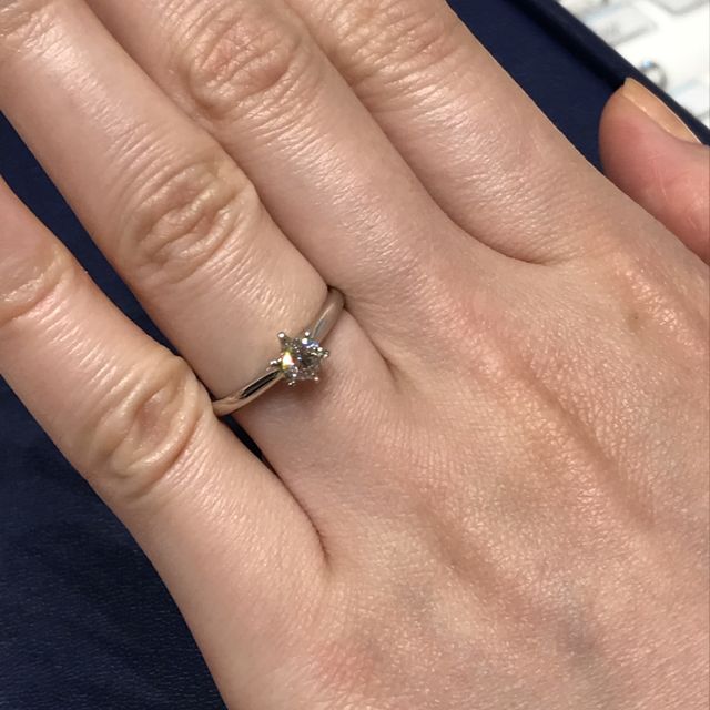 【銀座ダイヤモンドシライシの口コミ】 土台はお花モチーフで可愛らしく、ダイヤが映えるデザインだと思いました…