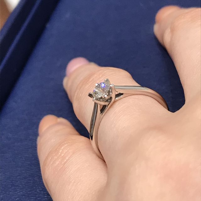 【銀座ダイヤモンドシライシの口コミ】 土台はお花モチーフで可愛らしく、ダイヤが映えるデザインだと思いました…