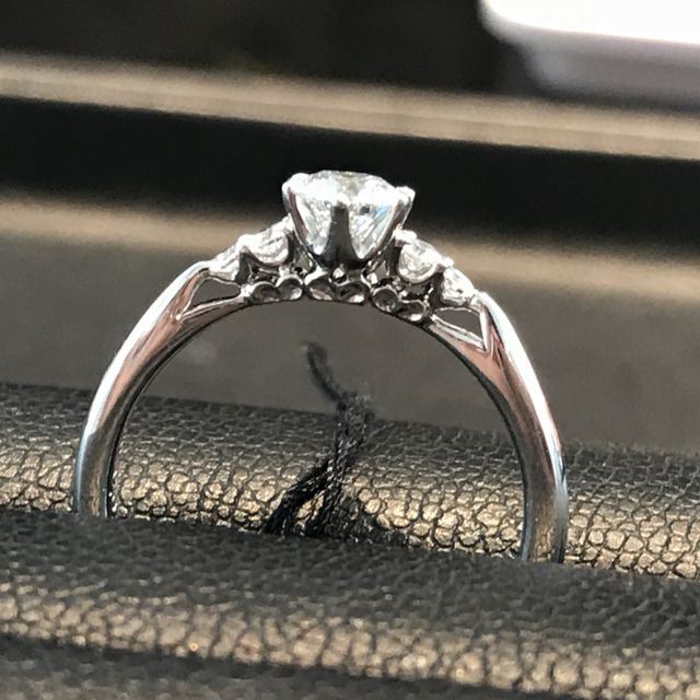 【エクセルコダイヤモンド(EXELCO DIAMOND)の口コミ】 ダイヤのカットにこだわっているブランドなだけあって、他店と比較してダ…