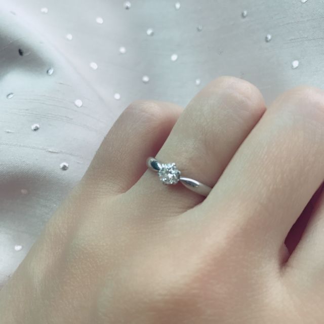 【ROYAL ASSCHER(ロイヤル・アッシャー)の口コミ】 一番初めに見た指輪が、ロイヤルアッシャーの指輪でした。
ダイヤモンドが…