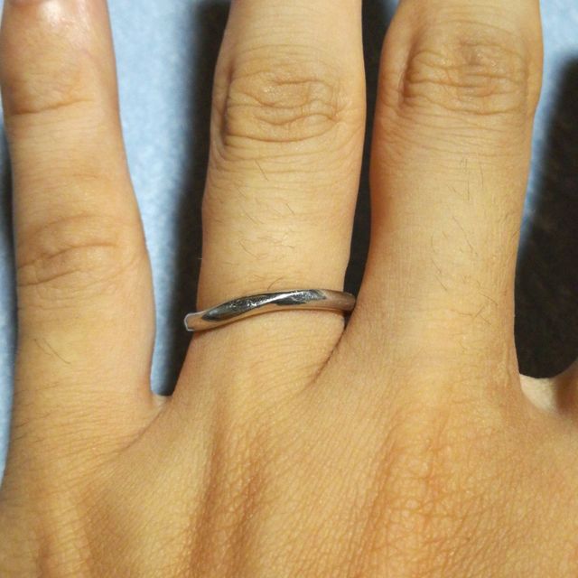 【銀座ダイヤモンドシライシの口コミ】 シンプルなデザインと価格のバランスでした。
ひねりがアクセントに加えら…