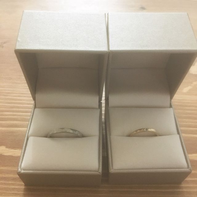 【指輪工房 ケルヒ  KELLCHの口コミ】 2人で手作り出来るというのが決め手でした。
新婦の方には誕生石をワンポ…