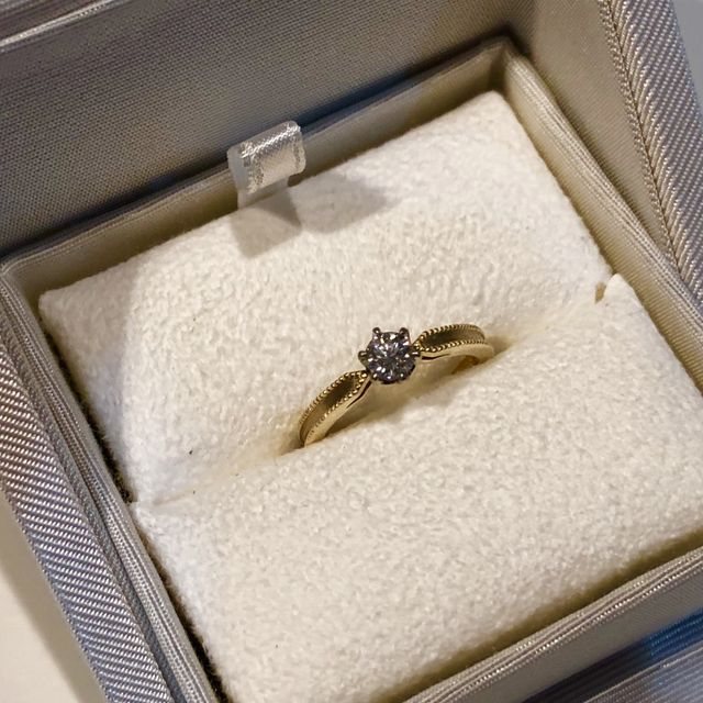 【ENUOVE(イノーヴェ)の口コミ】 結婚指輪と重ね付けした時に1番しっくりきたのでこちらにしました。
リン…