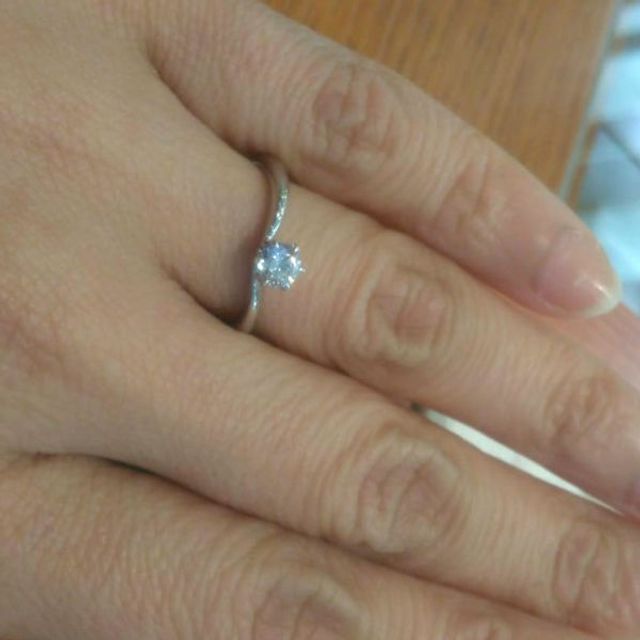 【アネリディギンザ(ANELLI DI GINZA)の口コミ】 指がきれいに見えるシルエットが気に入っています。割とシンプルなデザイ…