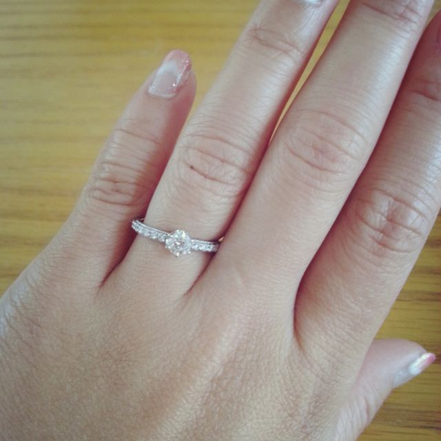 【ヴァンドーム青山(VENDOME AOYAMA)の口コミ】 小さい石が指の表側だけで裏側についていないので後々サイズ変更が可能と…