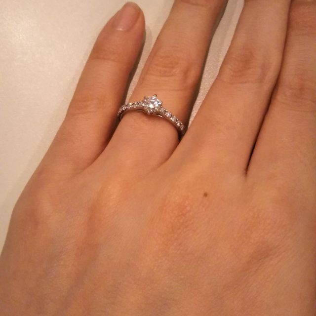 【リューツウの口コミ】 デザインは流行りのハーフエタニティタイプで6本爪の物を購入しました。
…