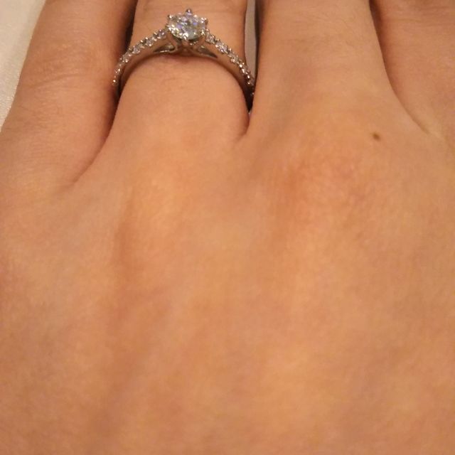 【リューツウの口コミ】 デザインは流行りのハーフエタニティタイプで6本爪の物を購入しました。
…