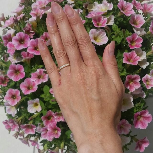 【ラザール ダイヤモンド(LAZARE DIAMOND)の口コミ】 イエローゴールドで、程よい幅があって、ストレートで、ダイアモンドが数…