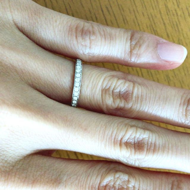 【4℃ BRIDAL(ヨンドシーブライダル)の口コミ】 シンプルなデザインのハーフエタニティのリングであり、細身ではあります…