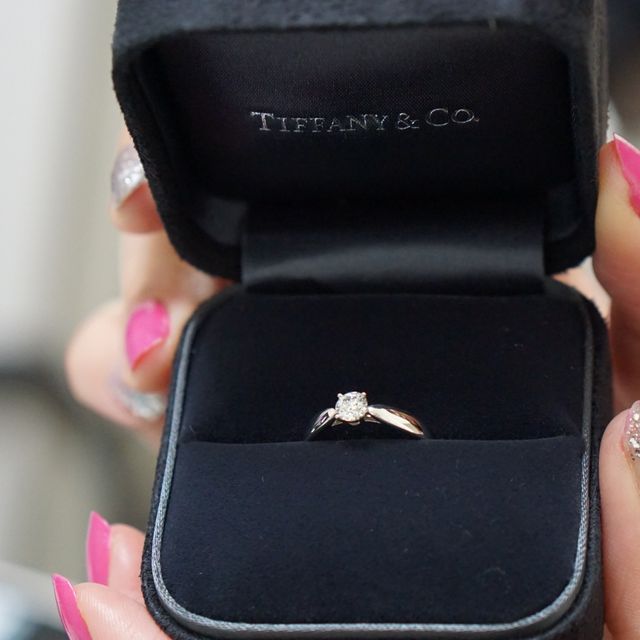 【ティファニー(Tiffany & Co.)の口コミ】 結婚指輪との重ね着けを最初から考えており、シンプルかつダイヤが目立つ…