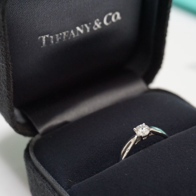【ティファニー(Tiffany & Co.)の口コミ】 結婚指輪との重ね着けを最初から考えており、シンプルかつダイヤが目立つ…
