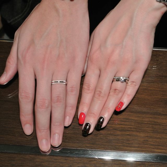 【ティファニー(Tiffany & Co.)の口コミ】 妻は婚約指輪との重ね着けを最初から考えており、婚約指輪がシンプルかつ…