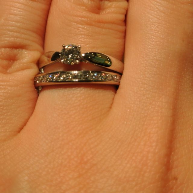 【ティファニー(Tiffany & Co.)の口コミ】 妻は婚約指輪との重ね着けを最初から考えており、婚約指輪がシンプルかつ…