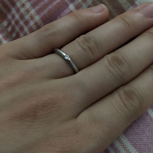 【【閉業】フラー・ジャコー(FURRER-JACOT)の口コミ】 真ん中にダイヤモンドが入っていますが、指輪にはめ込む所のカットの仕方…