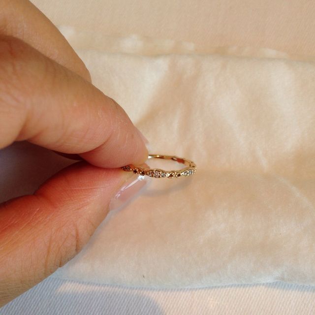 【agete(アガット)の口コミ】 普段使いできる婚約指輪が良いなと思い探しました。肌なじみの良いイエロ…