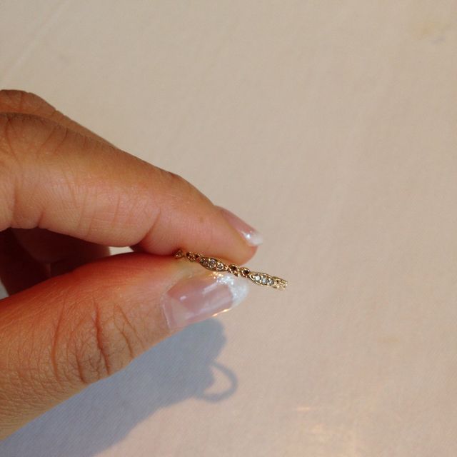 【agete(アガット)の口コミ】 普段使いできる婚約指輪が良いなと思い探しました。肌なじみの良いイエロ…