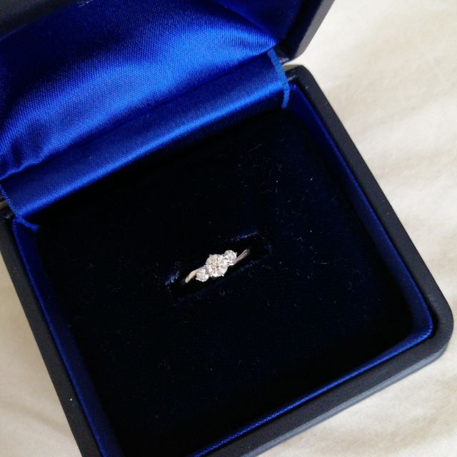 【ROYAL ASSCHER(ロイヤル・アッシャー)の口コミ】 メレダイヤのついているデザインが素敵だったところが決め手でした。また…