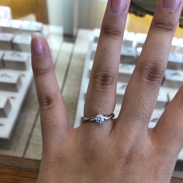 【アネリディギンザ(ANELLI DI GINZA)の口コミ】 ねじれのある特徴的なリングのデザインで、シンプルながらもとても存在感…