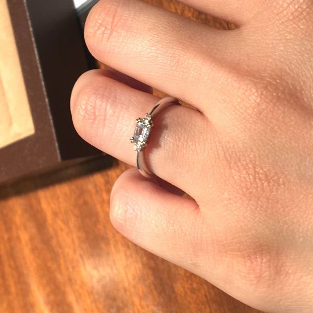 【ORECCHIO(オレッキオ)の口コミ】 エメラルドカットのダイヤモンドの上品な輝きに惹かれました。サイドのメ…