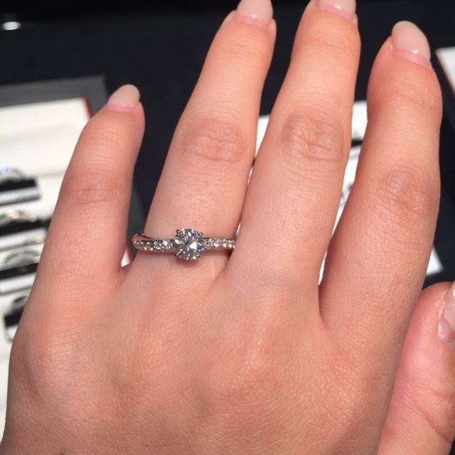 【ラザール ダイヤモンド(LAZARE DIAMOND)の口コミ】 私は指が短いのでウェーブタイプで探していました。太すぎず、細すぎずち…