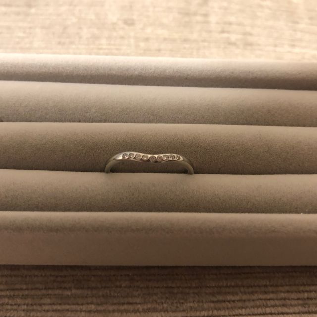 【ティファニー(Tiffany & Co.)の口コミ】 ティファニーに憧れがあったのと、指が太いのでカーブしていて、ダイアモ…
