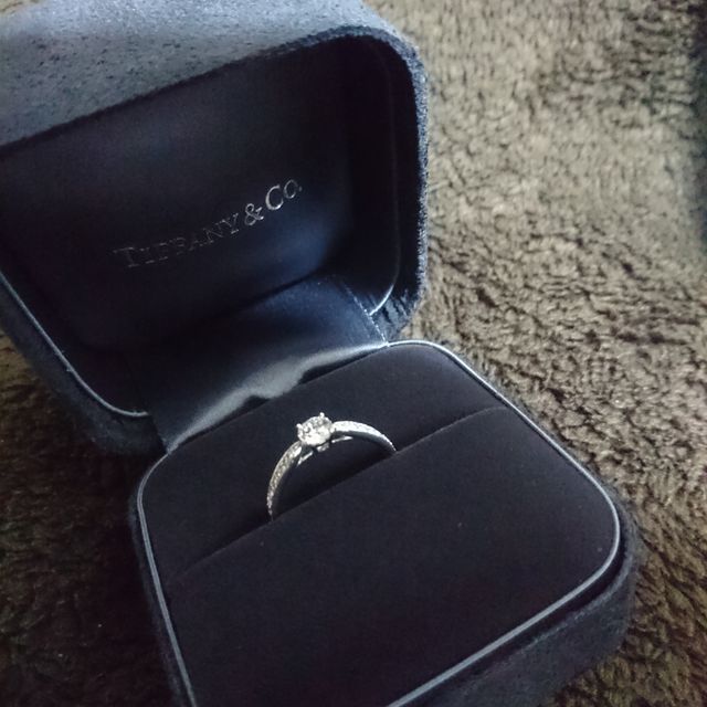 【ティファニー(Tiffany & Co.)の口コミ】 貰う方からするとやはりティファニーかと思いました。
価格としては50万ぐ…