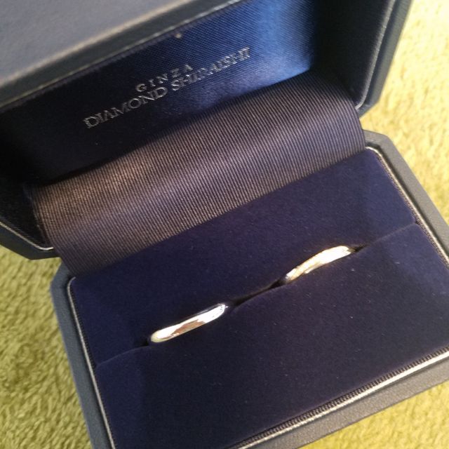 【銀座ダイヤモンドシライシの口コミ】 新郎の指輪はプラチナのシンプルなデザイン、新婦の指輪はプラチナにゴー…