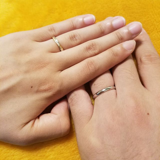 【銀座ダイヤモンドシライシの口コミ】 新郎の指輪はプラチナのシンプルなデザイン、新婦の指輪はプラチナにゴー…