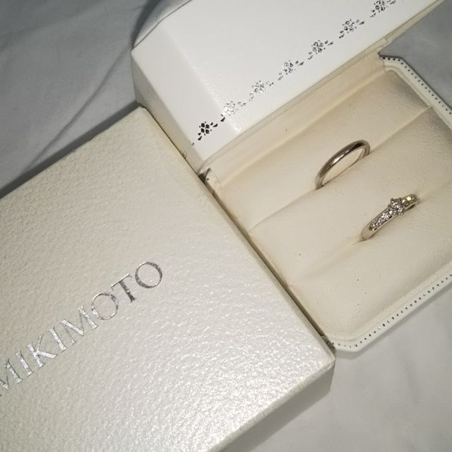 【MIKIMOTO(ミキモト)の口コミ】 中央のメインの石の左右に小さな石が並んでいるデザインに一目惚れしまし…
