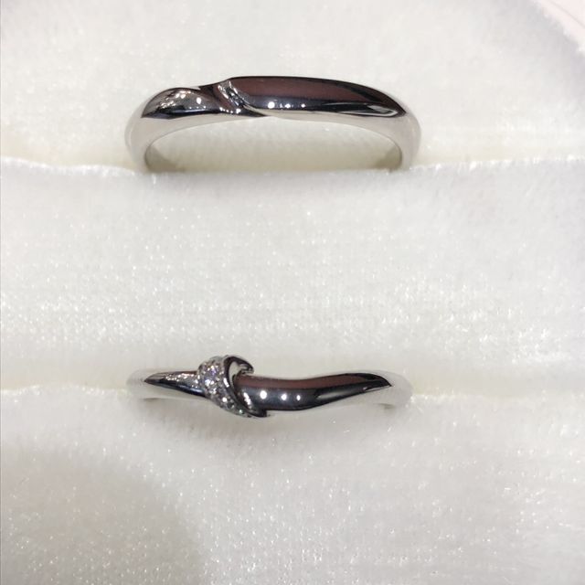 【俄(にわか)の口コミ】 2人の固い絆を『結び』という形で表現されたリングでした。

ウェーブのリ…