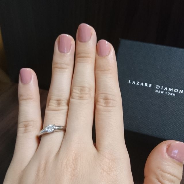 【ラザール ダイヤモンド(LAZARE DIAMOND)の口コミ】 当初はサイドにもダイヤモンドがついた細めのデザインのものを検討してい…