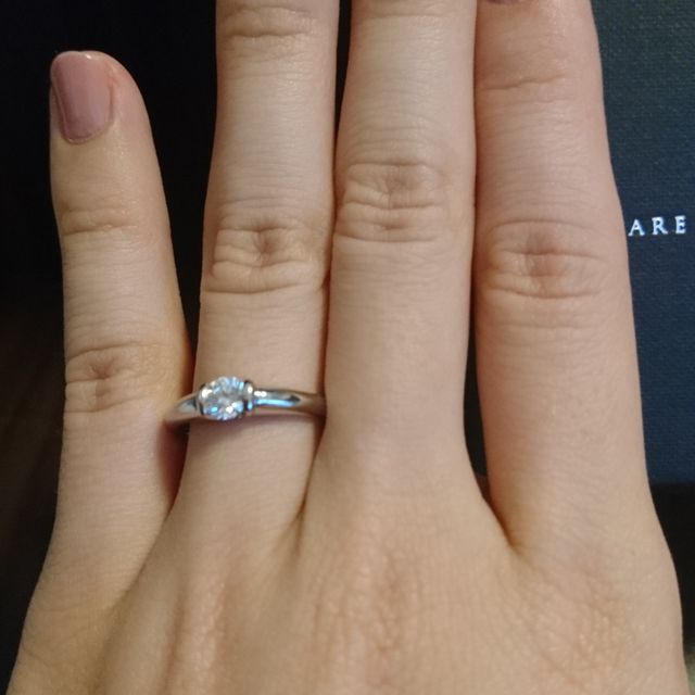 【ラザール ダイヤモンド(LAZARE DIAMOND)の口コミ】 当初はサイドにもダイヤモンドがついた細めのデザインのものを検討してい…