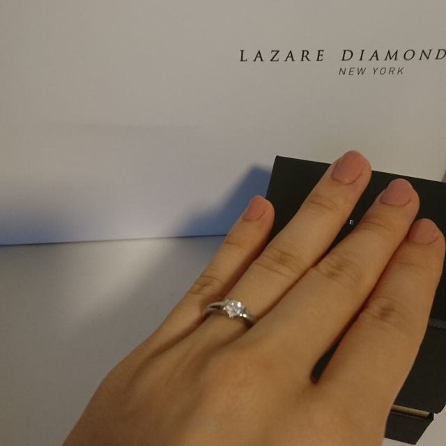 【ラザール ダイヤモンド(LAZARE DIAMOND)の口コミ】 当初はサイドにもダイヤモンドがついた細めのデザインのものを検討してい…