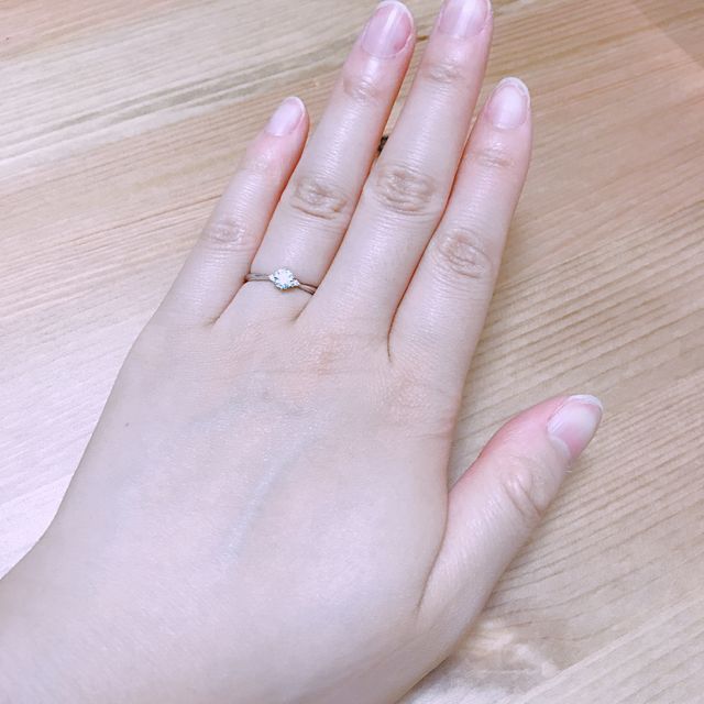 【VENUS TEARS(ヴィーナスティアーズ)の口コミ】 1.デザインがシンプルで、いわゆる婚約指輪と一目でわかること、2.当日購…
