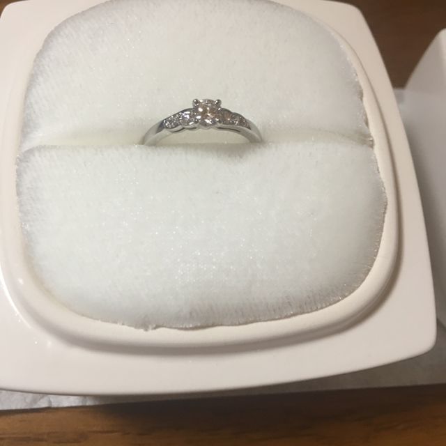 【俄(にわか)の口コミ】 シンプルで上品なデザインで、すぐに決めました。ダイヤがたくさんついた…