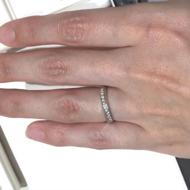 【俄(にわか)の口コミ】 小指の方へとウェーブが入っているメレダイヤの配置が個性的で綺麗です。…