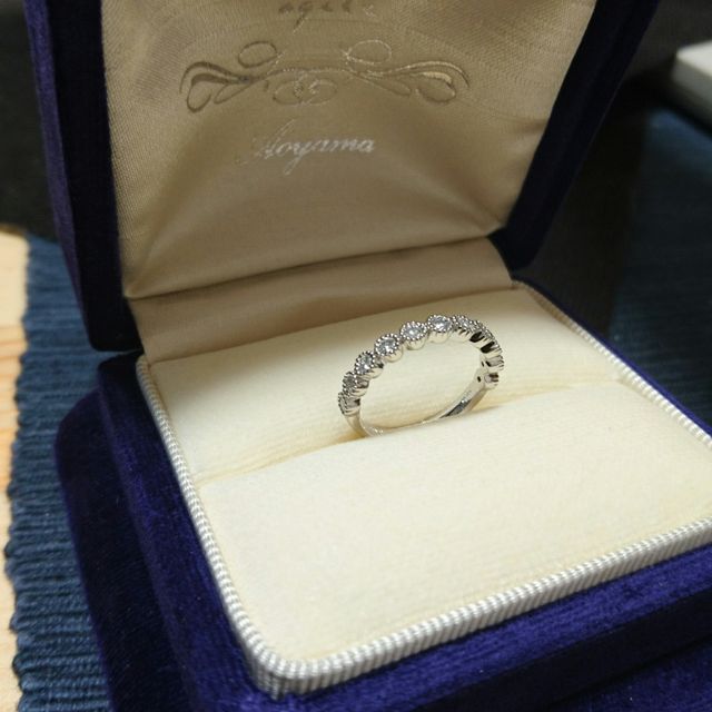 【agete(アガット)の口コミ】 ハーフエタニティリングであり
ダイヤの回りはミル打ちになっています。
…