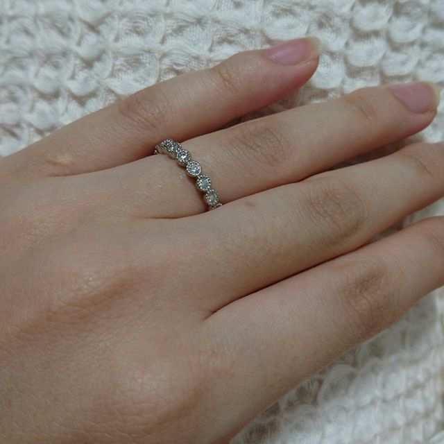 【agete(アガット)の口コミ】 ハーフエタニティリングであり
ダイヤの回りはミル打ちになっています。
…