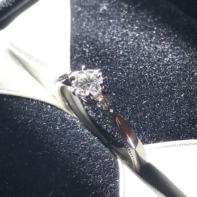 【エクセルコダイヤモンド(EXELCO DIAMOND)の口コミ】 上から見た時はシンプルで洗練されたデザインですが、サイドに施されたミ…