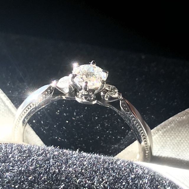 【エクセルコダイヤモンド(EXELCO DIAMOND)の口コミ】 上から見た時はシンプルで洗練されたデザインですが、サイドに施されたミ…