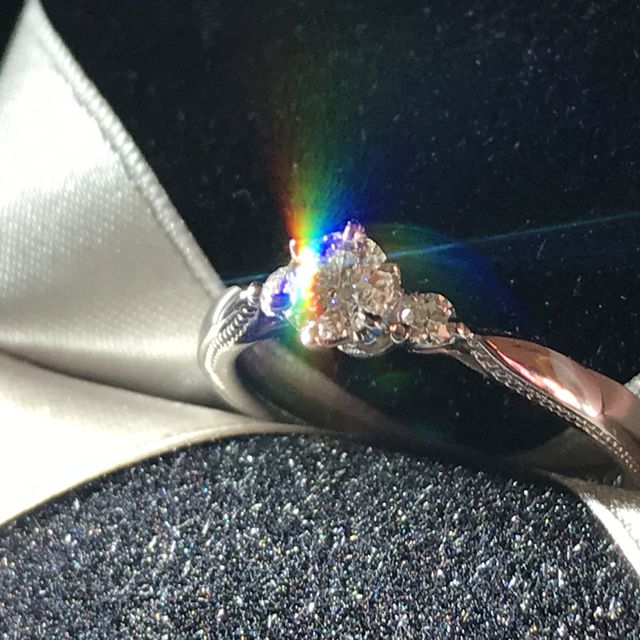 【エクセルコダイヤモンド(EXELCO DIAMOND)の口コミ】 上から見た時はシンプルで洗練されたデザインですが、サイドに施されたミ…