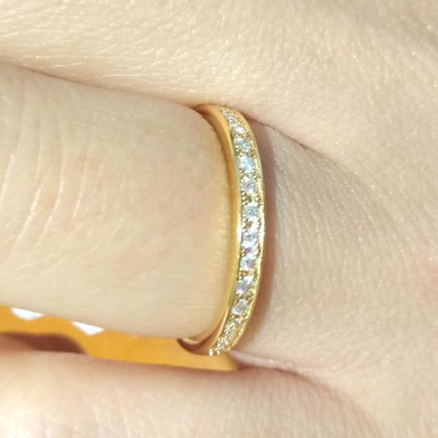 【TRECENTI(トレセンテ)の口コミ】 ハーフエタニティリングであり、小さいながらダイヤがたくさん付いており…