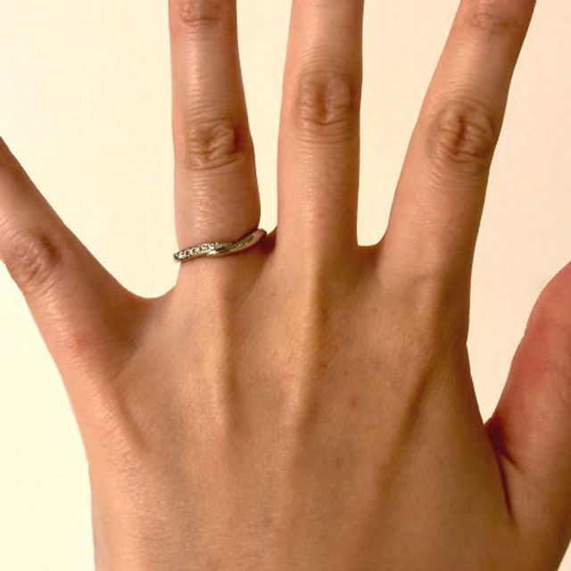 【ギンザタナカブライダル(GINZA TANAKA BRIDAL)の口コミ】 中央でラインが交わるデザインが個性的で気に入りました。メレダイヤの輝…