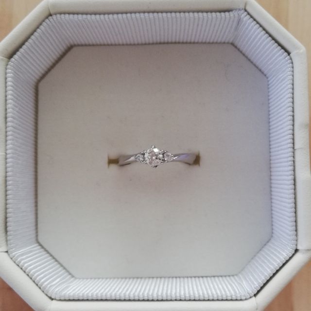 【4℃ BRIDAL(ヨンドシーブライダル)の口コミ】 一粒ダイヤの指輪ではなく、少し華やかにメレダイヤがついている指輪が希…